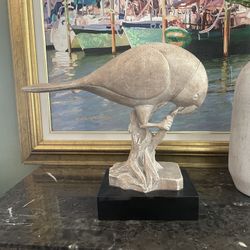 Parrot sculpture 