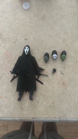 Ghostface Scream Action Figure w/ 3 Extra Masks & Accessori