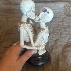 2 Kissing Skull statue