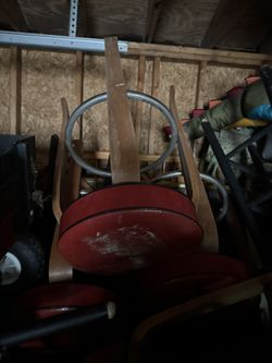 4 Red Bar Stools.  25$ Each 