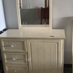Dresser With Mirror