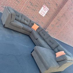 awsome nice 3 piece sectional couch