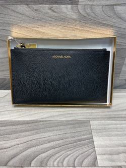 Michael Kors Large Pebbled Leather Wristlet (A1D014531)
