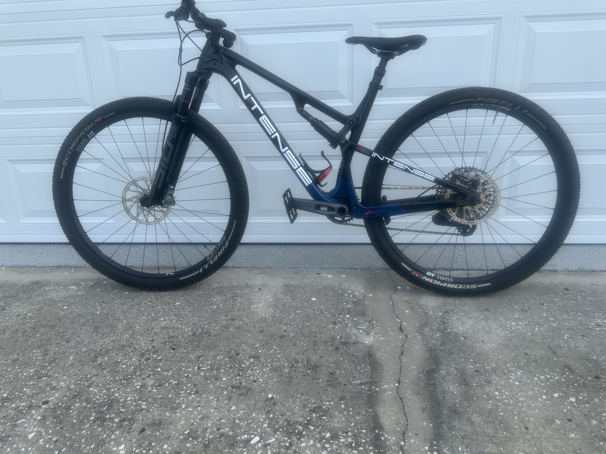 MOUNTAIN BIKE: FULL SUSPENSION AND CARBON FIBER