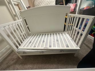Convertible baby crib