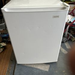 Refrigerator Sanyo 2.5 cu