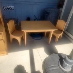 Mesa Y Mueble Para Niños En Buenas Condiciones Todo Por $50