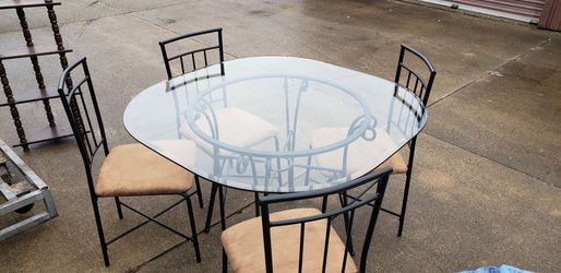 Nice Dining table and chairs
