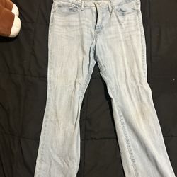 Woman's Levi's Pants