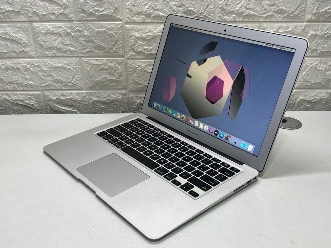 Apple MacBook Air 13” I5/8GB/256GB SSD $180