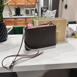 Michael Kors Adele Logo Smartphone Wallet