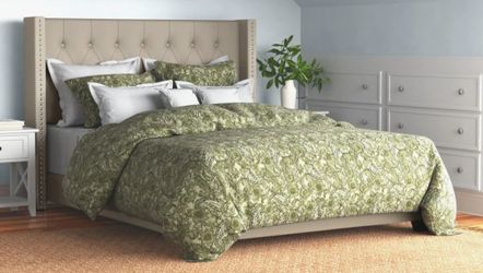 Queen size bedframe