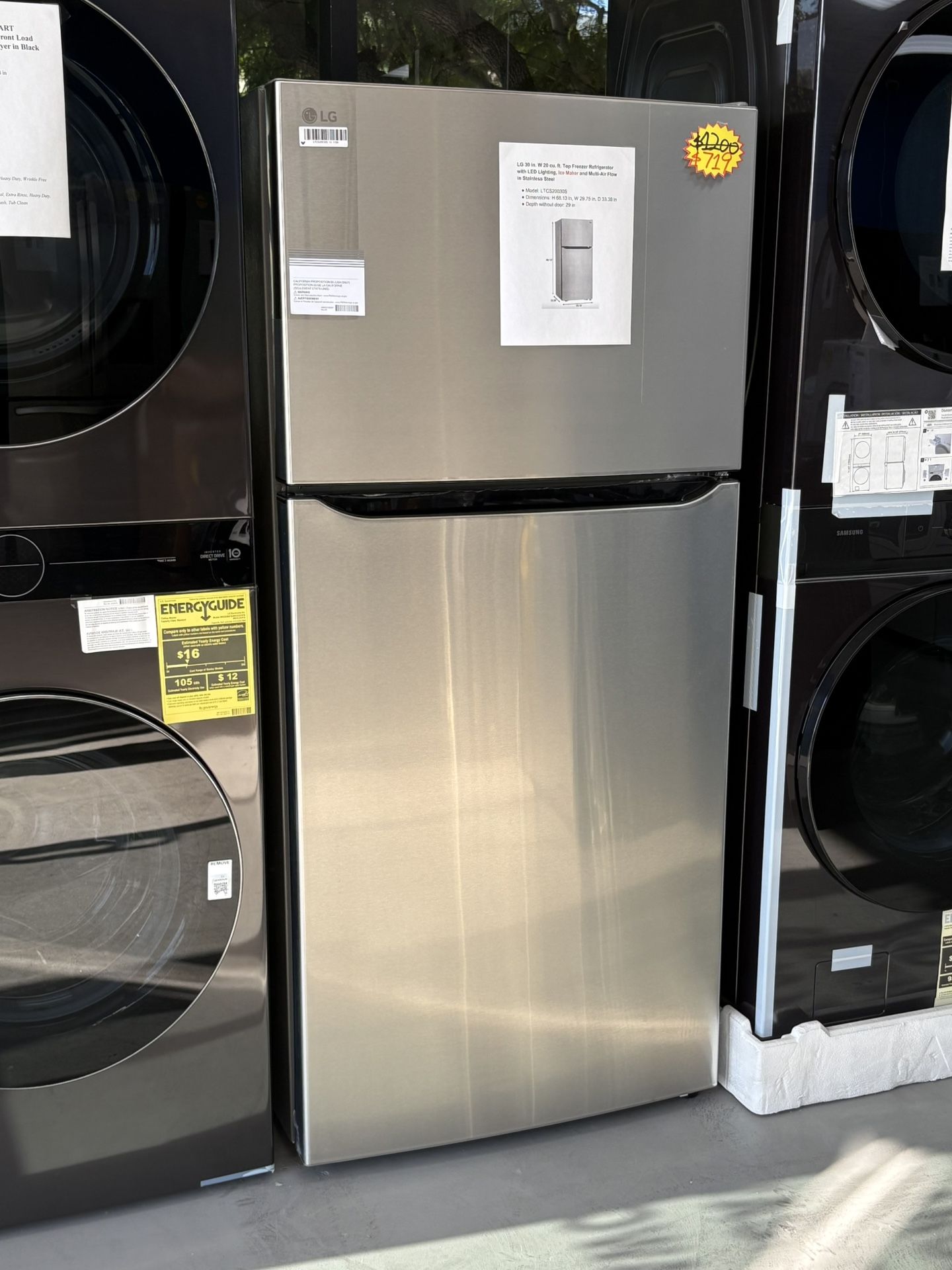 30 in. W 20 cu. ft. Top Freezer Refrigerator with ICE MAKER 🧊