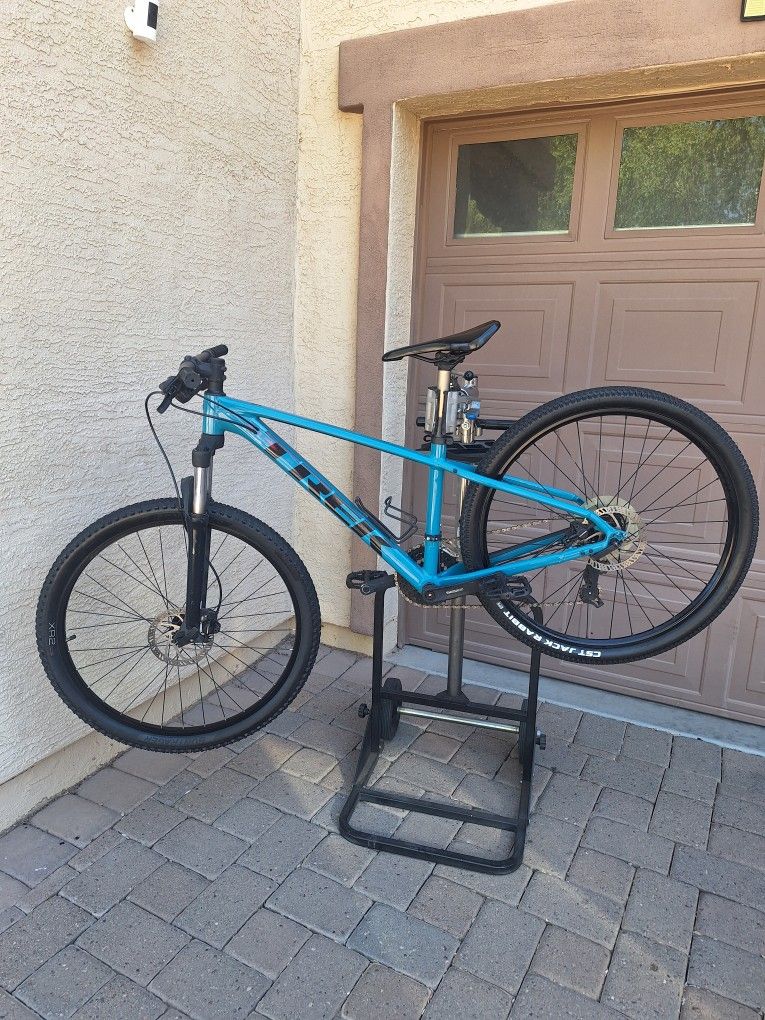 TREK MARLIN 5 MOUNTAIN BIKE 27.5 INCH LIKE NEW