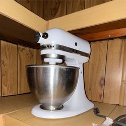 KitchenAid Classic K45SSWH White 4.5 qt 250W 10-Speed Stand Mixer w/ Bowl
