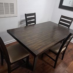 Excellent Like New Dining Table With Chairs
