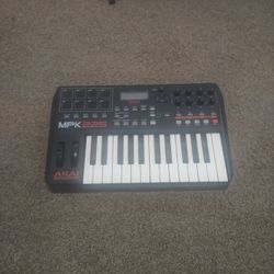 Akai MPK225 Controller 
