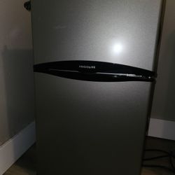 Frigidaire Mini Refrigerator