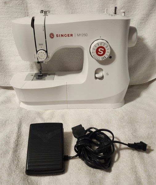 Singer M1250 Sewing Machine - Pre-owned