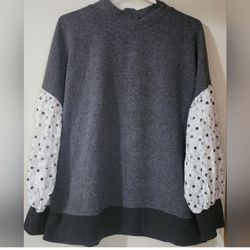 1X Suzzanne Betro womans lace accent sweatshirt