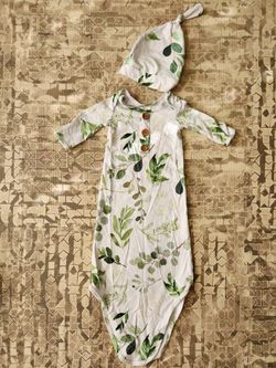 NWOT Leafy Greenery Matching Newborn Knot Gown and Hat Set