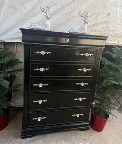 Beautiful Classic style wooden dresser set colors black and silver are wooden pieces brand Davys INTL set has been refurbished!!🌺
