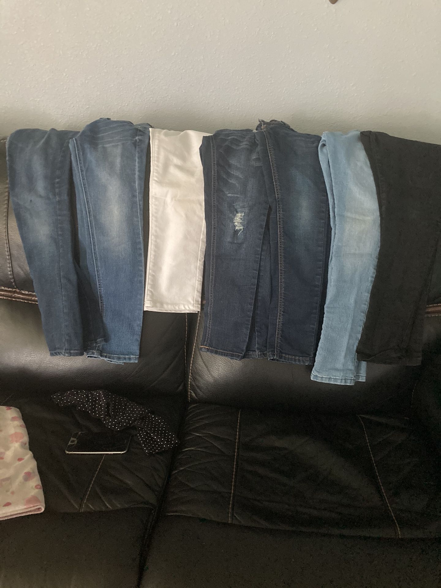 Tengo estos pantalones de niña 6 son size 8 y 1 size 10 En buen estado$25 x todos