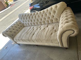 FREE Vintage Tufted Couch – Pickup Only
