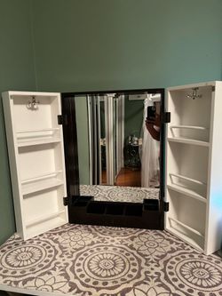 Women’s/Vanity/Beauty/Storage
