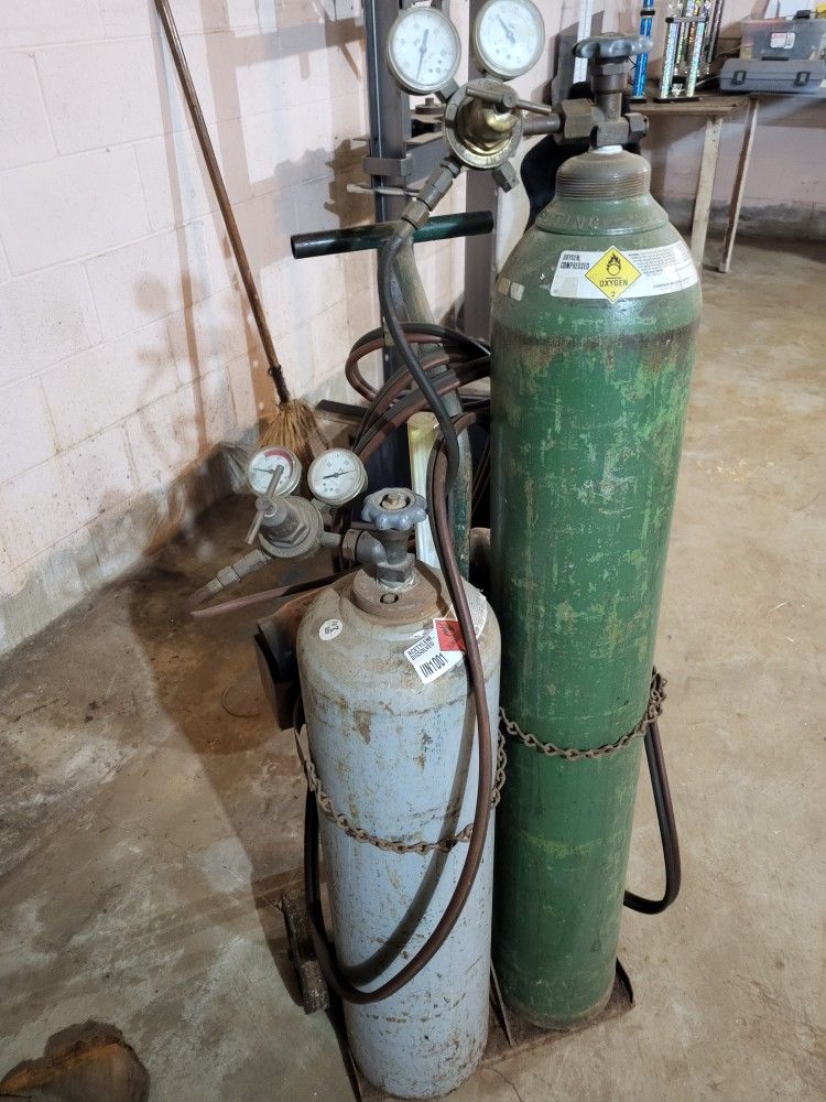Oxy Acetylene Torch Set. Includes Cutting Torch, Tips, Rolling Cart, Etc.