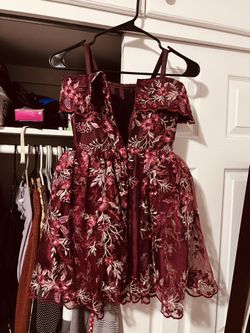 Beautiful Girsl Dress Its a Size 6 In Girls worn once like new 