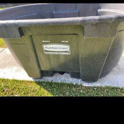 100 Gallon Rubbermaid Water Tank