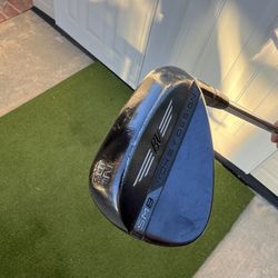 Titleist Vokey SM8 Tour Chrome Wedge 52* 8 Bounce F-Grind. 