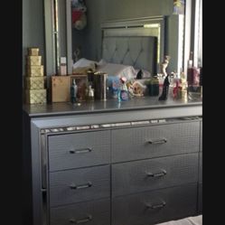 Bedroom Set Queen I need to sell it as soon as possible