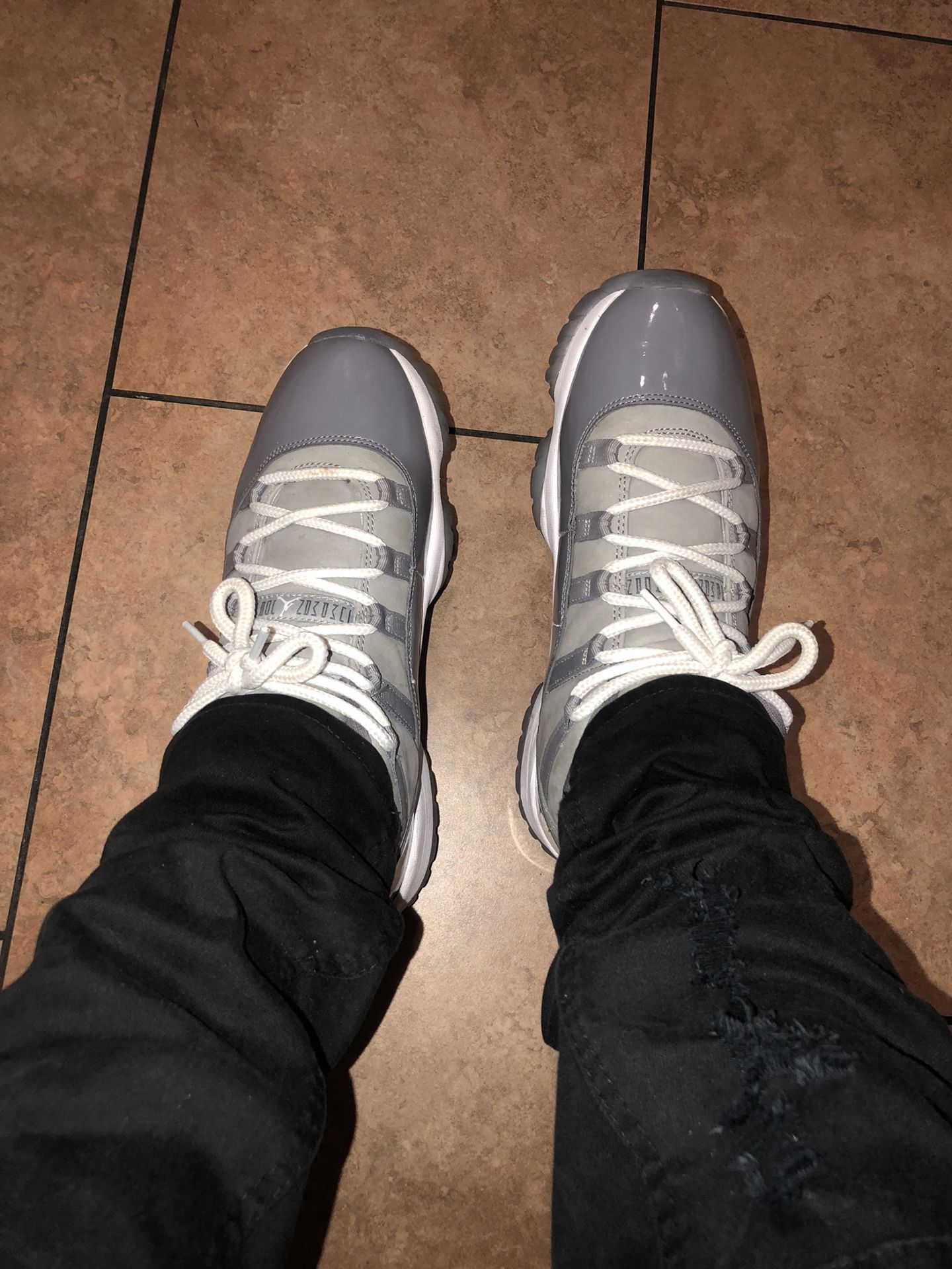 Low cool grey 11s size 9