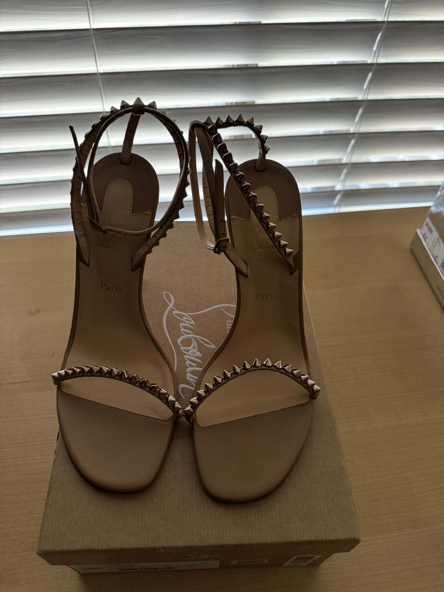 Louboutin So me 100 Heel