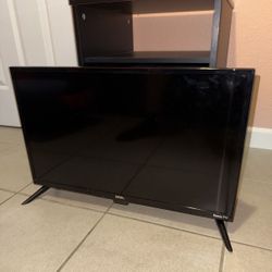 24 Inch Onn Roku Tv Like New In Great Condition With Remote Wall Mount And Legs 