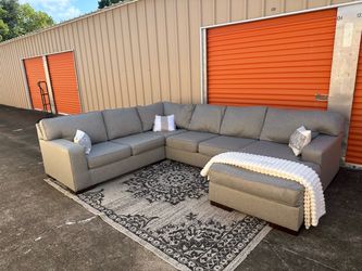 FREE DELIVERY 🛋️ Like New Ashley Furniture Light Grey Sectional