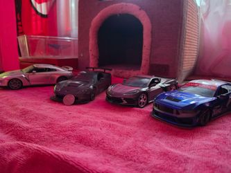 Lot of six  1:24 Die-cast toy/model cars
