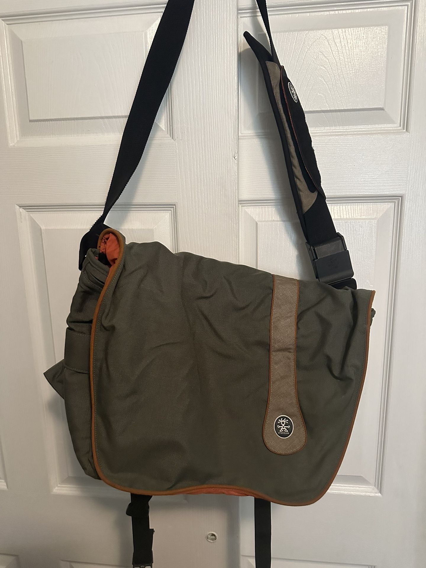 MESSENGER BAG