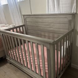 Baby Crib With Clean Mattress 