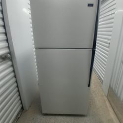 USED "ROPER" OVER UNDER REFRIGERATOR  / FREEZER, IN GOOD CONDITION, VERY CLEAN BUT MOST IMPORTATLY RUNS STRONG, COMES WITH 30 DAY GUARANTEE, GREAT BUY
