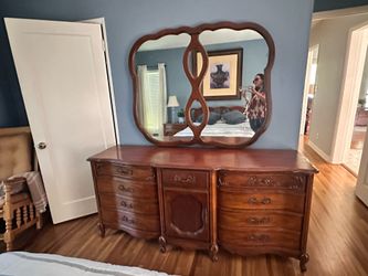 Dresser with mirrow