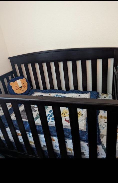 Baby Crib and Baby Mattress Like New (Comforter Set Not Included)