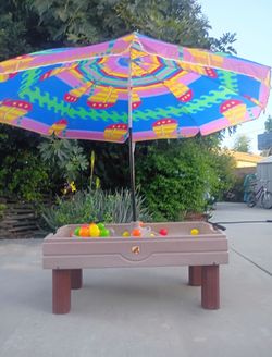 Water Table with 12 Balls and Umbrella
