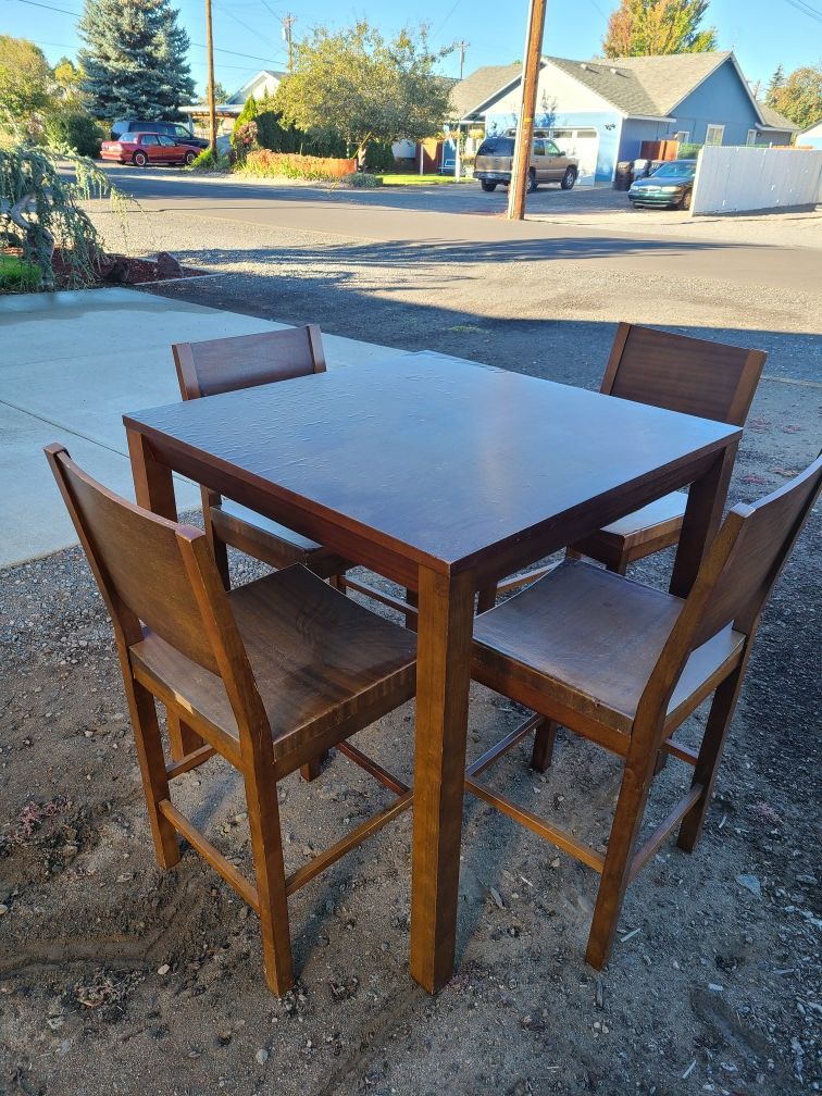 Indoor/outdoor table and chair set