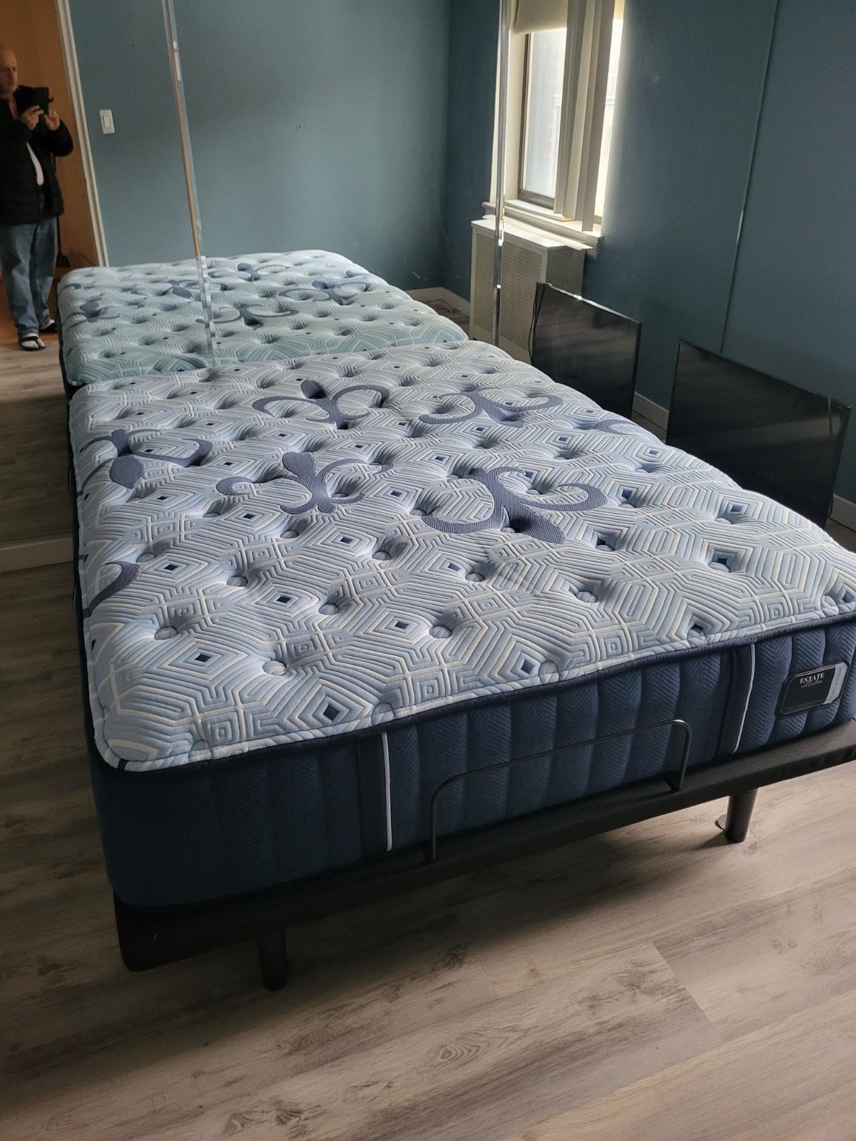 Stearns and Foster Estate Queen mattress with adjustable box spring. 10.5 in width. Never used.