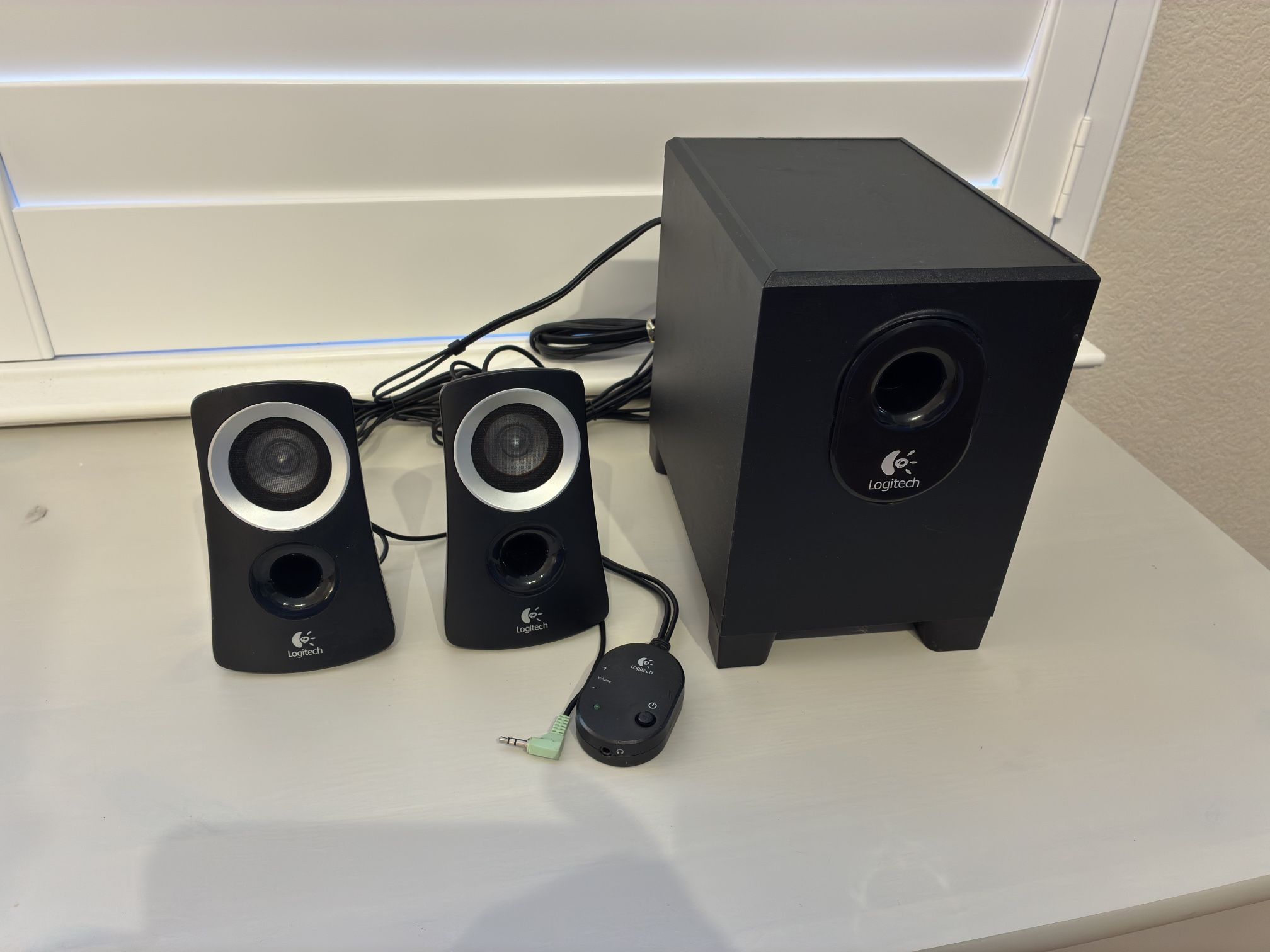 Logitech Z313 2.1 Multimedia Speaker System with Subwoofer