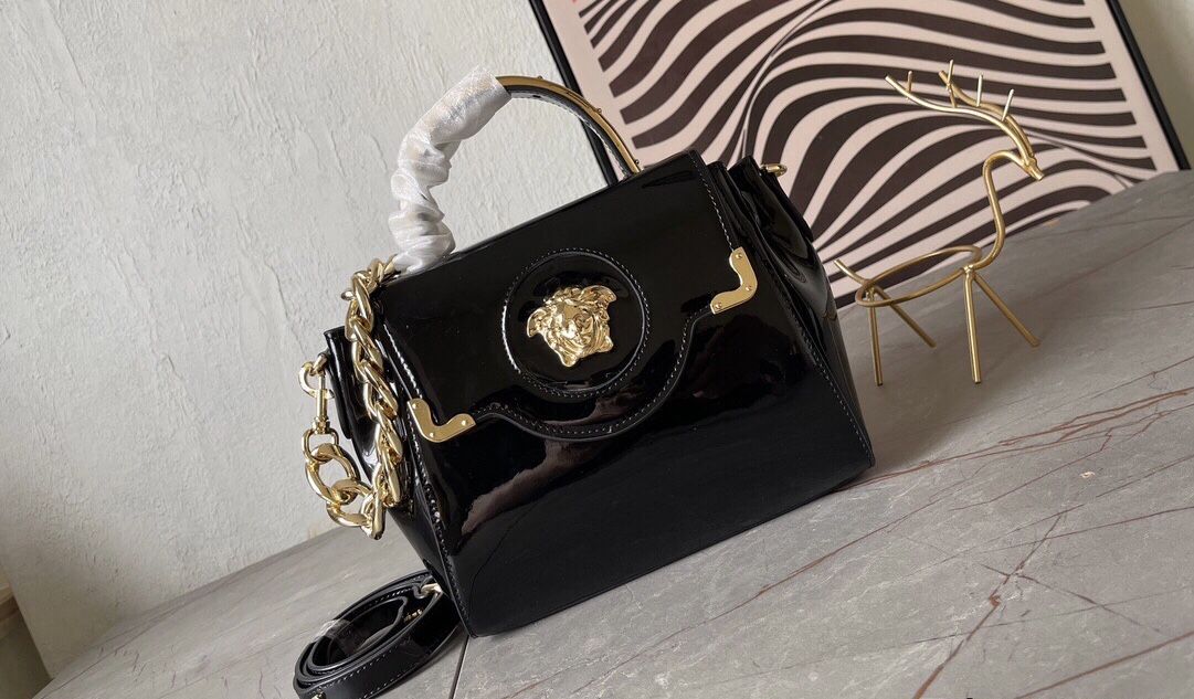 A fashionable and versatile bag