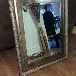 BEAUTIFUL ORNATE SILVER WALL MIRROR (GREAT CONDITION)